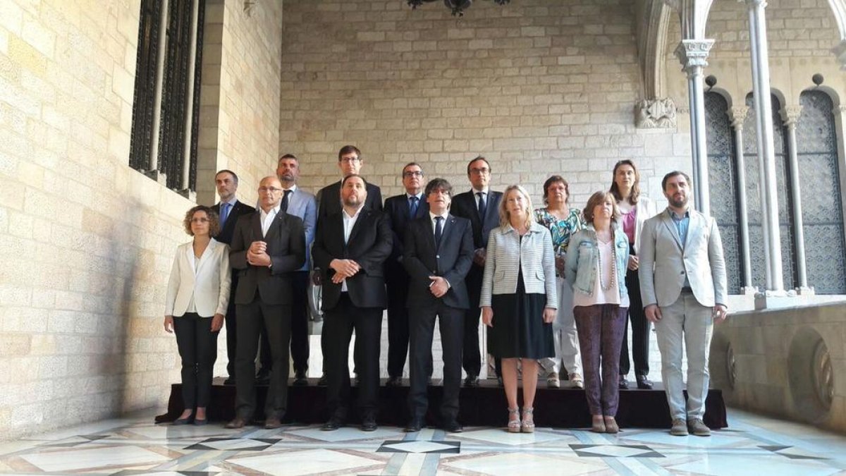 Fotografia oficial del nou Consell Executiu després de la presa de possessió de Santi Vila com a conseller d'Empresa i Coneixement