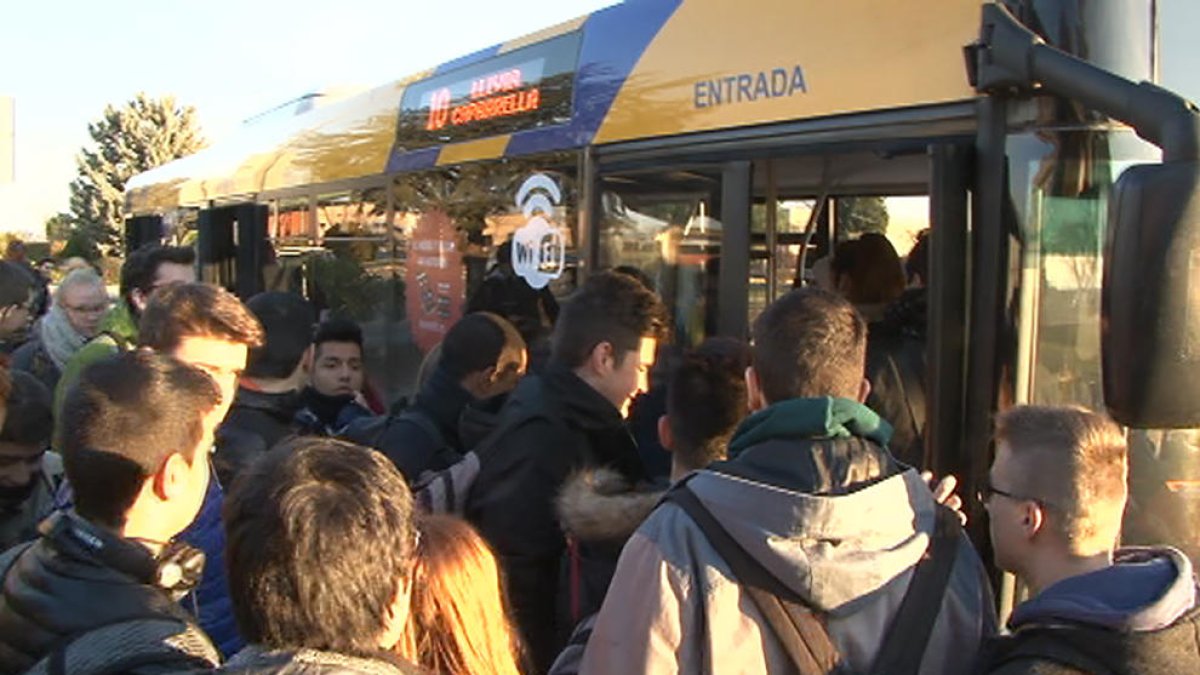 Alumnes pujant a l’autobús a la Caparrella.