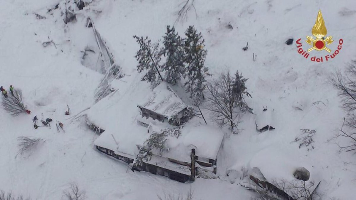 Fotografia aèria de l’hotel Rigopiano sepultat per una allau previsiblement produïda per algun dels sismes que van sacsejar Itàlia.