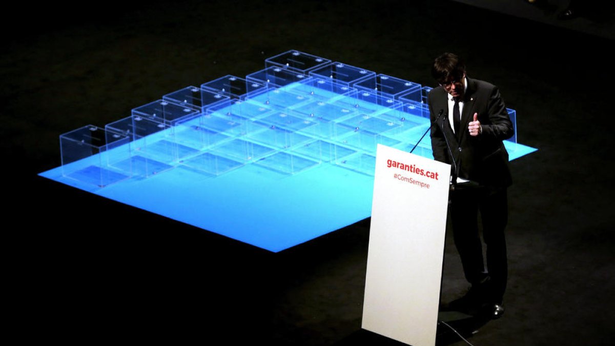 El president de la Generalitat, Carles Puigdemont, en un moment de l'acte al Teatre Nacional de Catalunya.