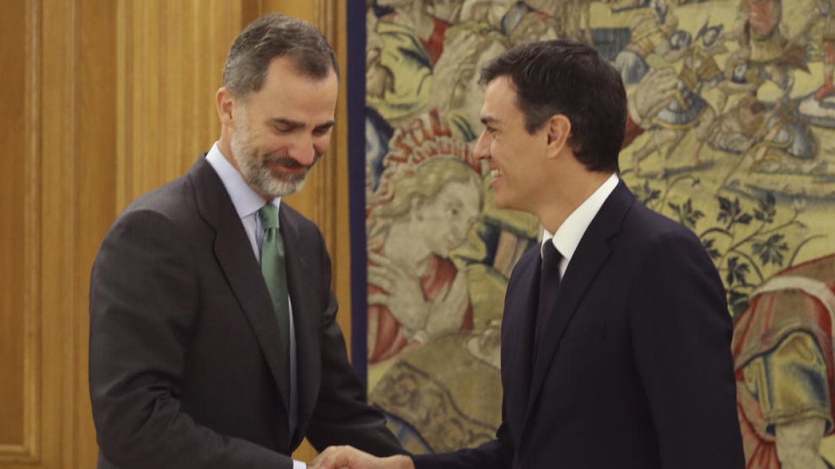 El rei saluda el secretari general del PSOE, Pedro Sánchez, a qui va rebre al Palau de La Zarzuela.