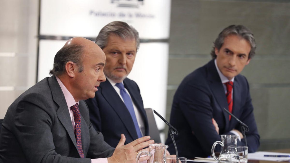 Luis de Guindos e Íñigo de la Serna en la rueda de prensa posterior al Consejo de Ministros.