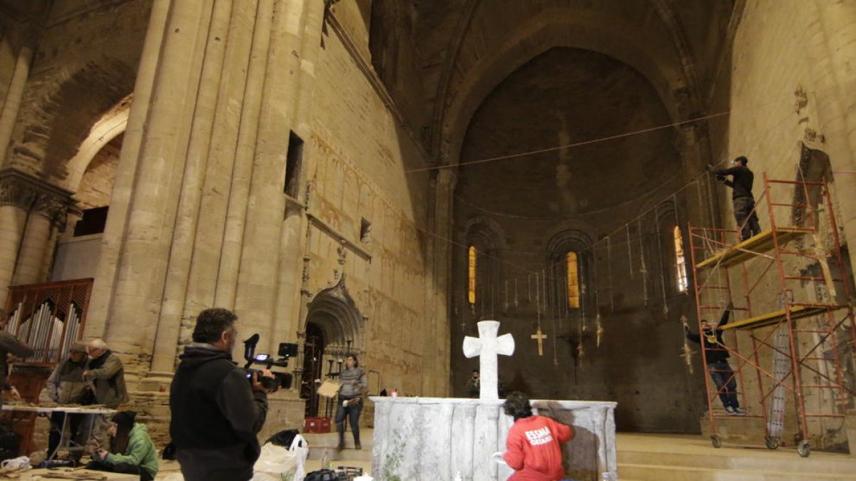 El equipo técnico del cortometraje ‘Condamned’, ayer por la tarde en plena decoración del presbiterio de la Seu Vella para acoger el rodaje.