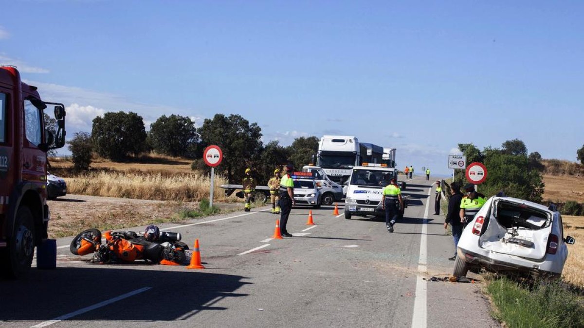 Els serveis d’emergències treballen al lloc de l’accident, a l’L-310, a Torrefeta i Florejacs.