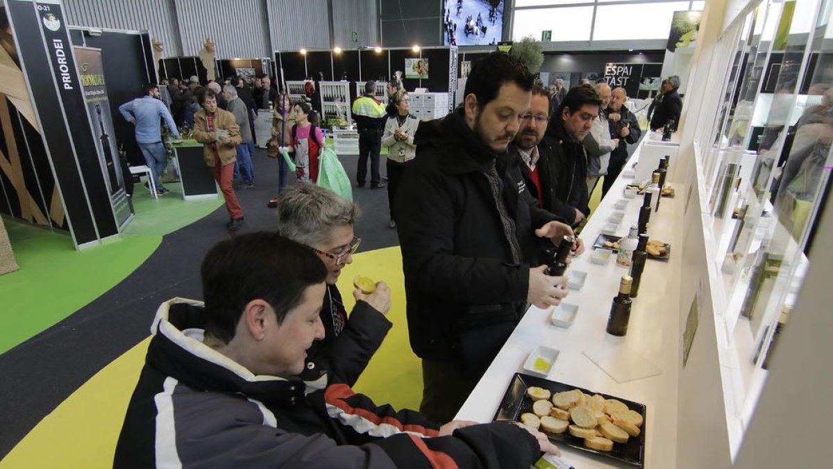 Los asistentes a la Fira pudieron degustar una amplia variedad de aceites y productos derivados. 