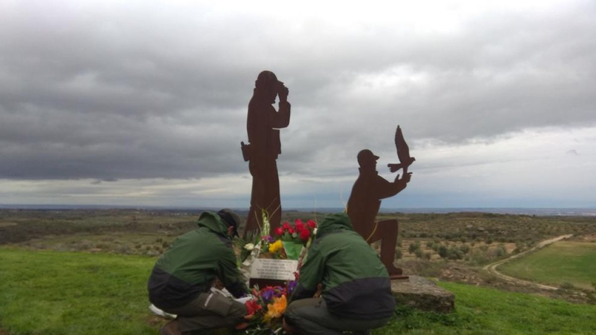 Rurals van dipositar ahir flors al monument a David i Xavi.