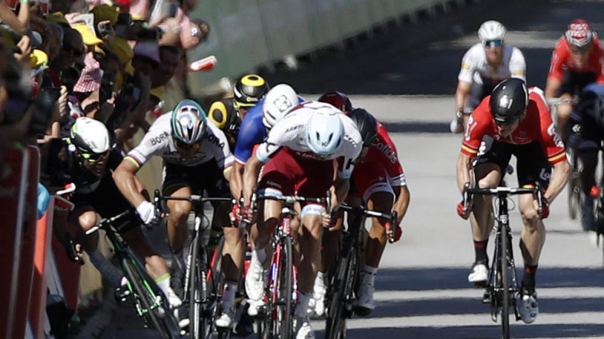 A l’esquerra, el moment en què Sagan colpeja Cavendish.