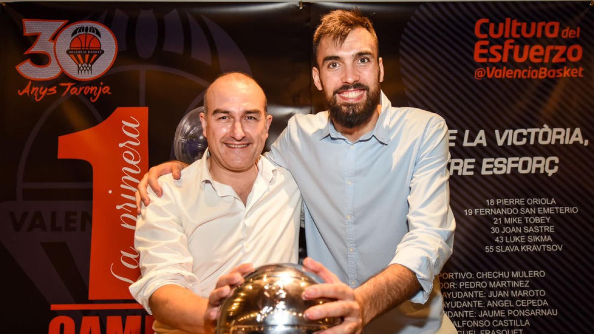 Ponsarnau i Oriola posen amb la copa conquerida amb el València.