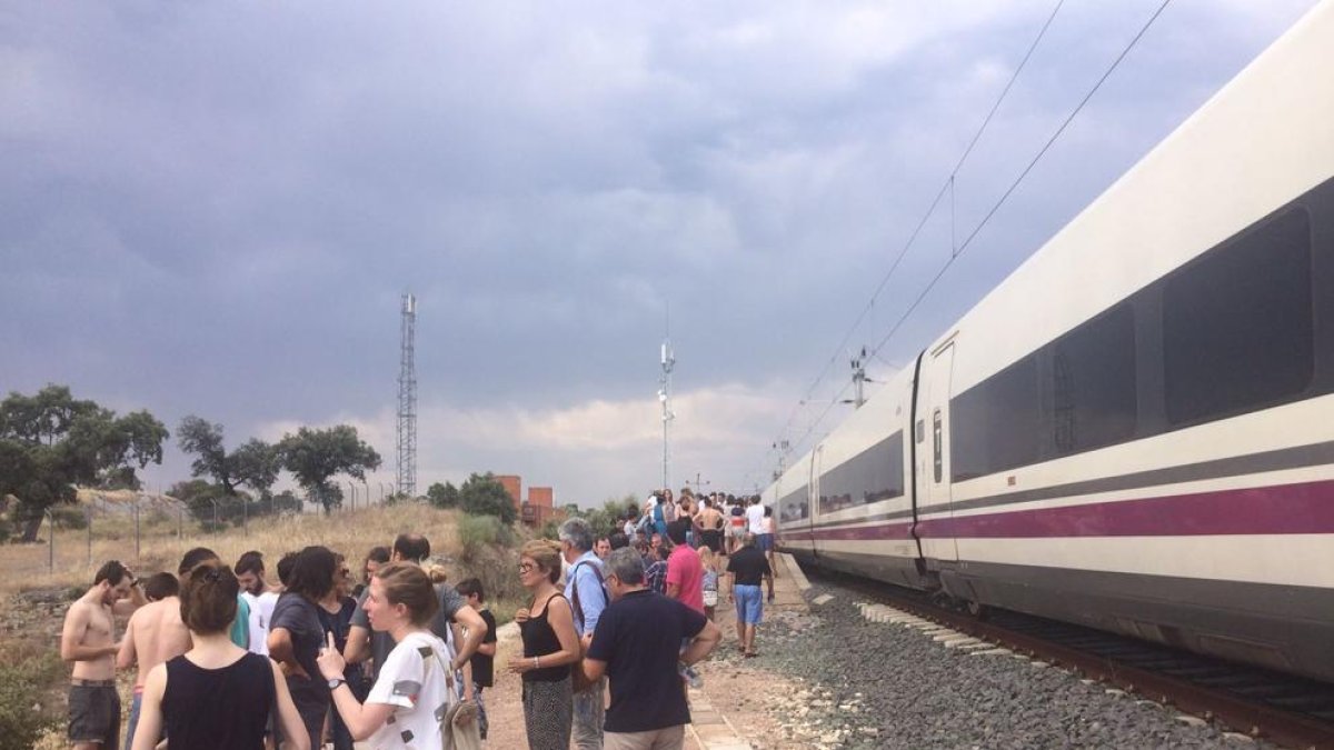 Pasajeros afectados, algunos de ellos leridanos, cuando salieron a un apeadero.