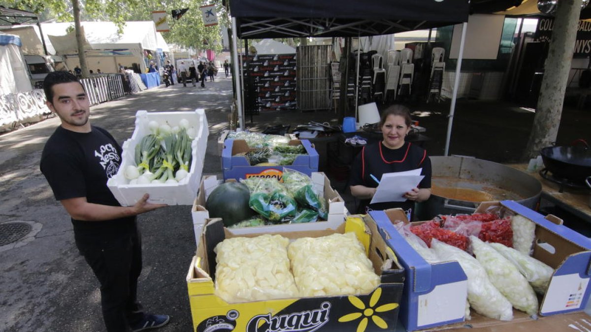 El reparto de los alimentos frescos a cada ‘colla’ se hace a primera hora de la mañana del sábado y el domingo.