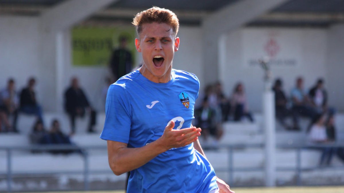 Bojan Radulovic celebra un gol la temporada passada amb el Lleida juvenil.