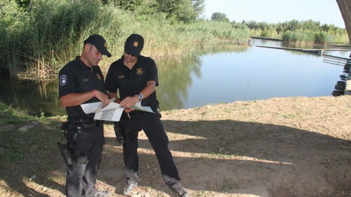 Agentes policiales buscando restos de la víctima en la Mitjana y en Utxesa entre julio y octubre de 2011. 