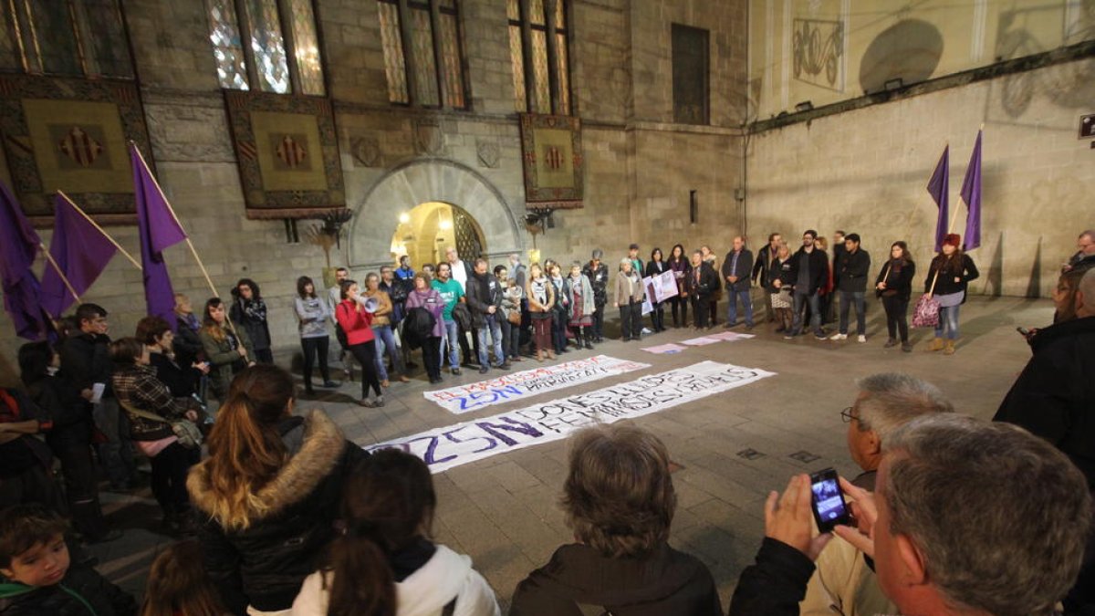 Imagen de archivo de una concentración en la plaza Paeria en repulsa de la violencia contra las mujeres. 