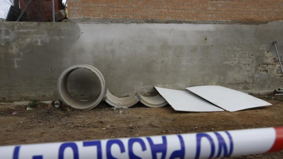 Imagen de los dos tubos de hormigón, uno de ellos el que se partió, el día después de la tragedia.