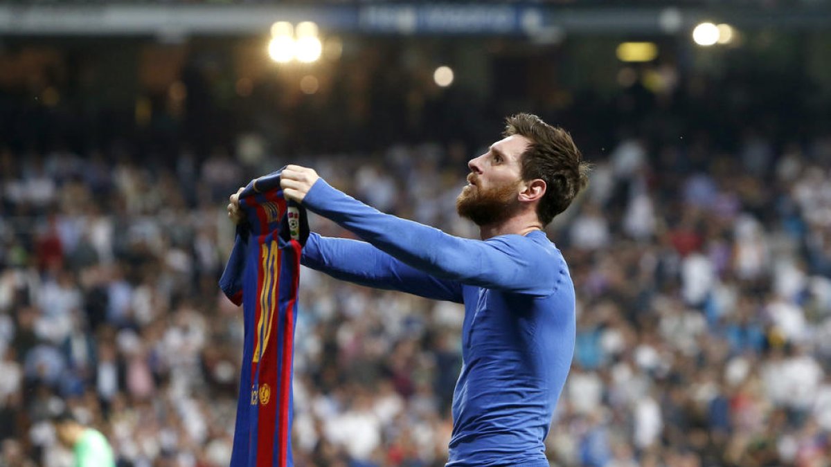 Messi muestra su camiseta a las gradas en el Santiago Bernabéu tras marcar el 2-3 al Real Madrid.