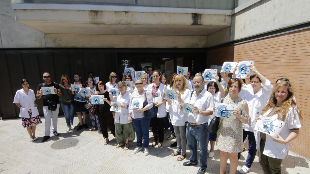 Gran parte del personal del CAP Primer de Maig, convocado por Marea Blanca, protestó ayer. 