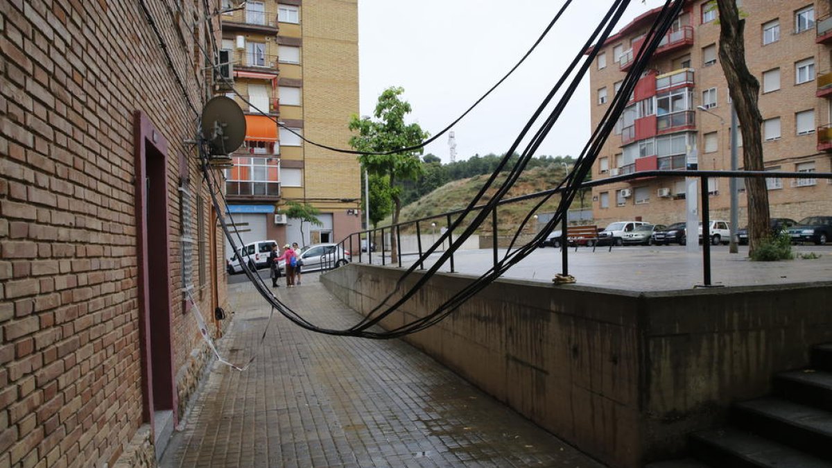 Los cables eran accesibles por los niños, ayer en la Mariola. 