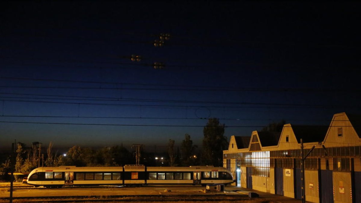 El tren de La Pobla en las instalaciones del Pla de Vilanoveta, el martes por la noche.