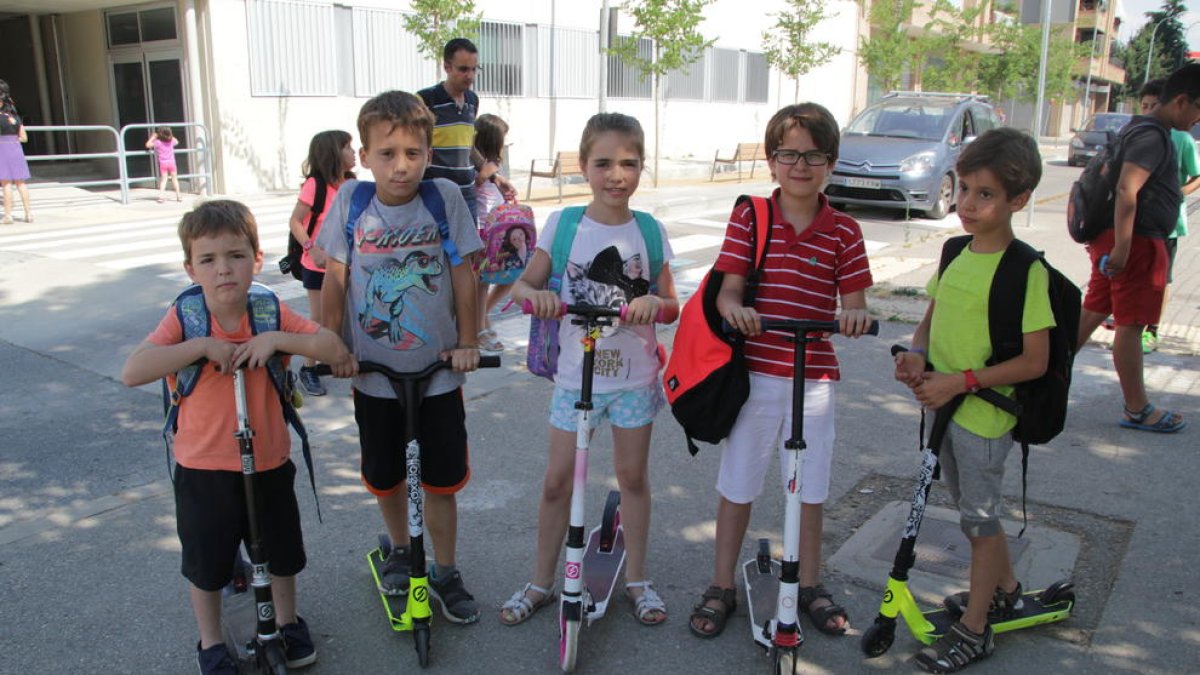 Alumnos del colegio Francesco Tonucci de Lleida, a punto para irse con sus patinetes.