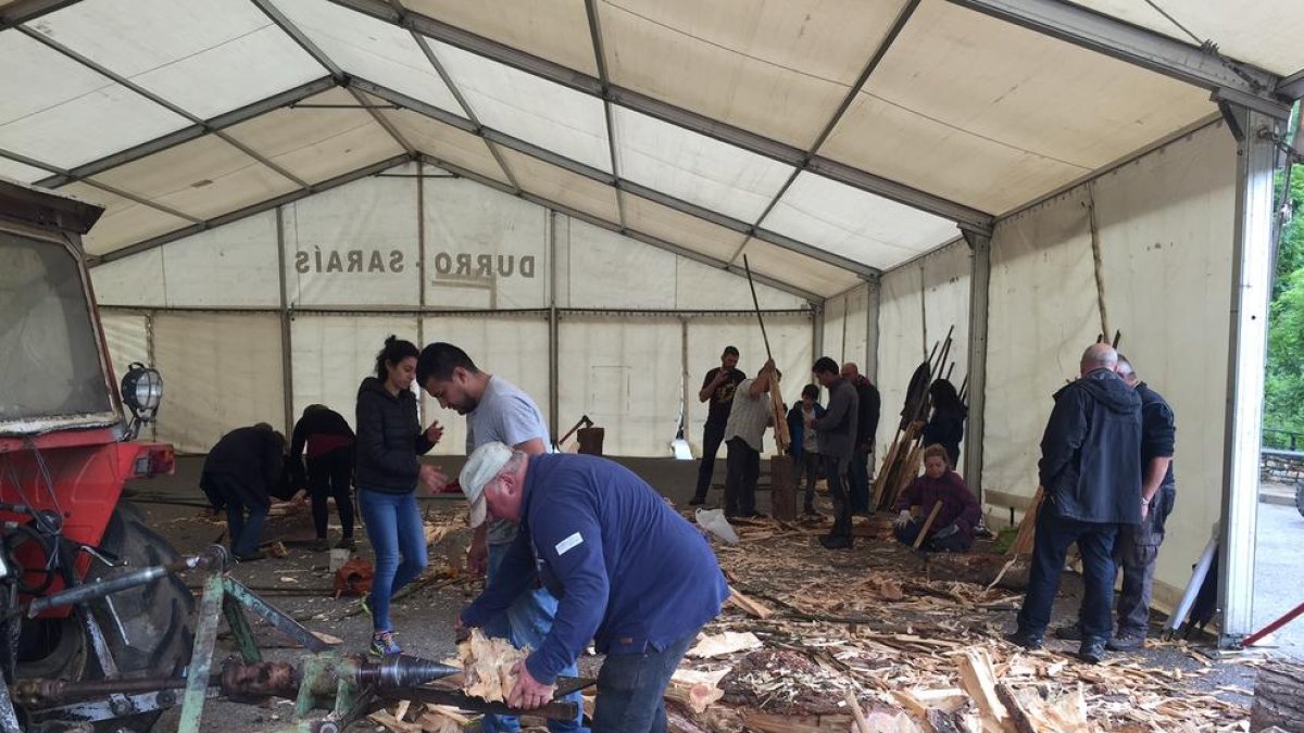 Fallaires de Durro preparant les falles aquesta setmana.