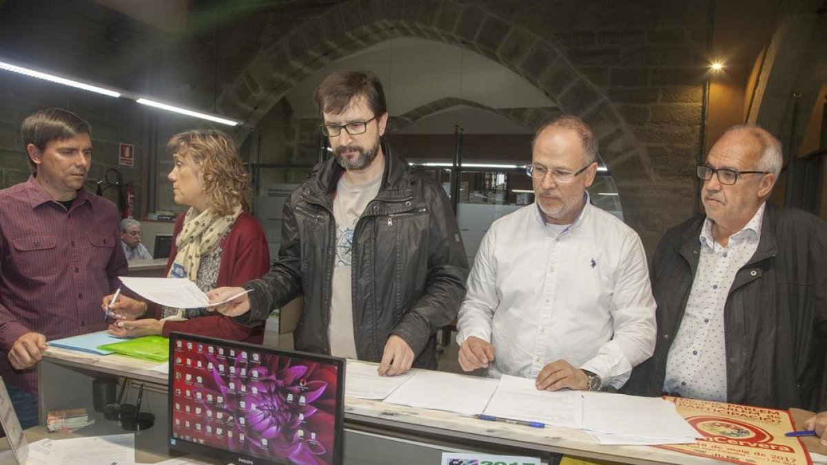 Un moment de la presentació d’al·legacions a la Paeria.