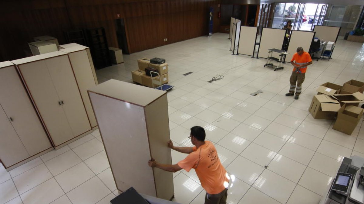 Operarios de Shalom retiraban ayer gran parte de los muebles de la planta baja del edificio. 