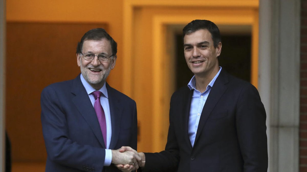 El president del Govern central, Mariano Rajoy, i el secretari general del PSOE, Pedro Sánchez, es van reunir al Palau de la Moncloa.