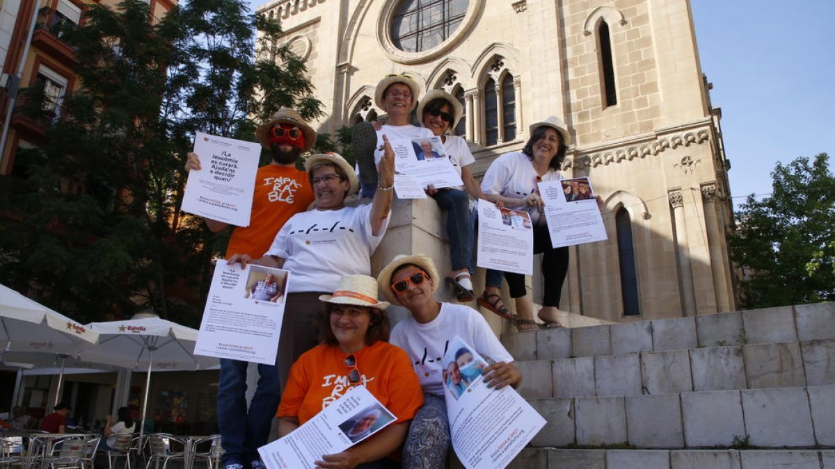 Algunos de los voluntarios leridanos de la campaña, ayer, durante una reunión para preparar la jornada del próximo sábado.