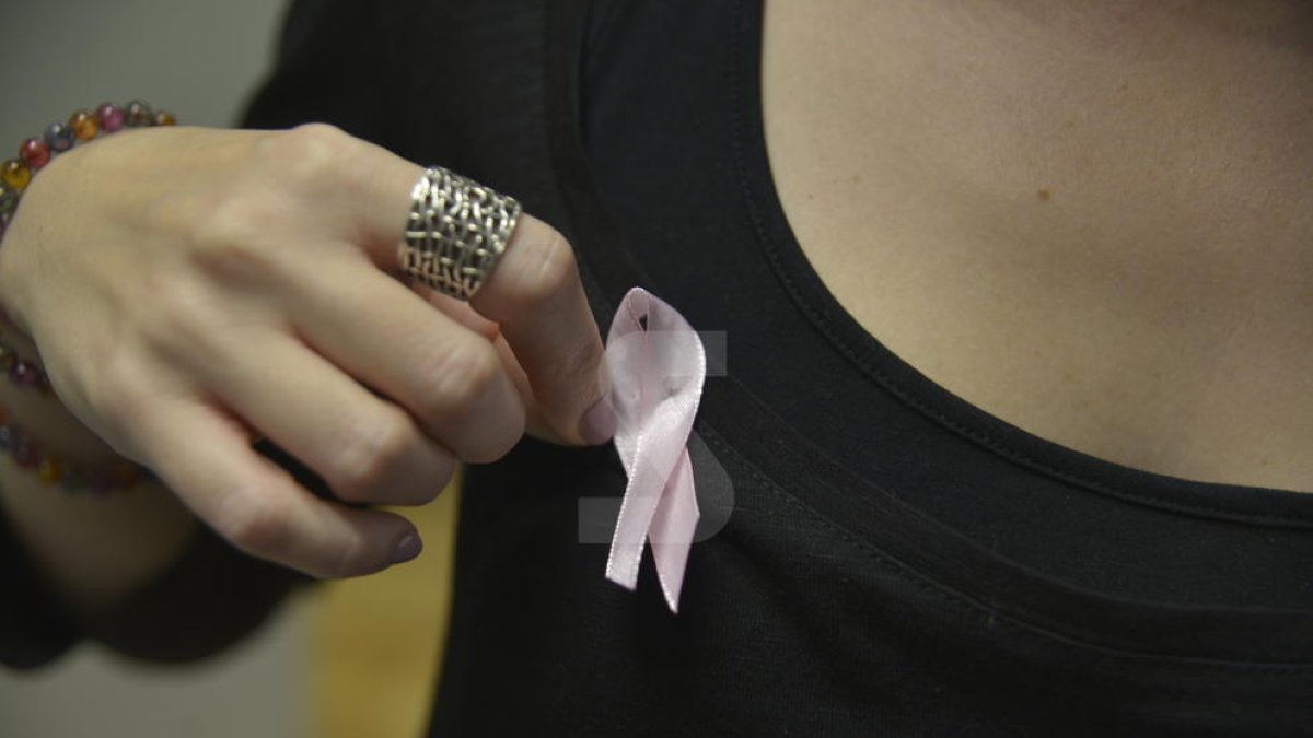 Un lazo solidario contra el cáncer de mama.