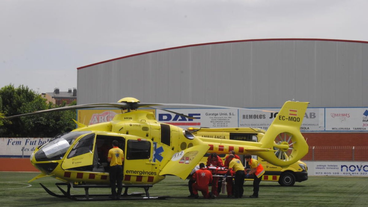 Técnicos del SEM introducen en el helicóptero al pequeño para ser trasladado al hospital de Sant Pau de Barcelona.