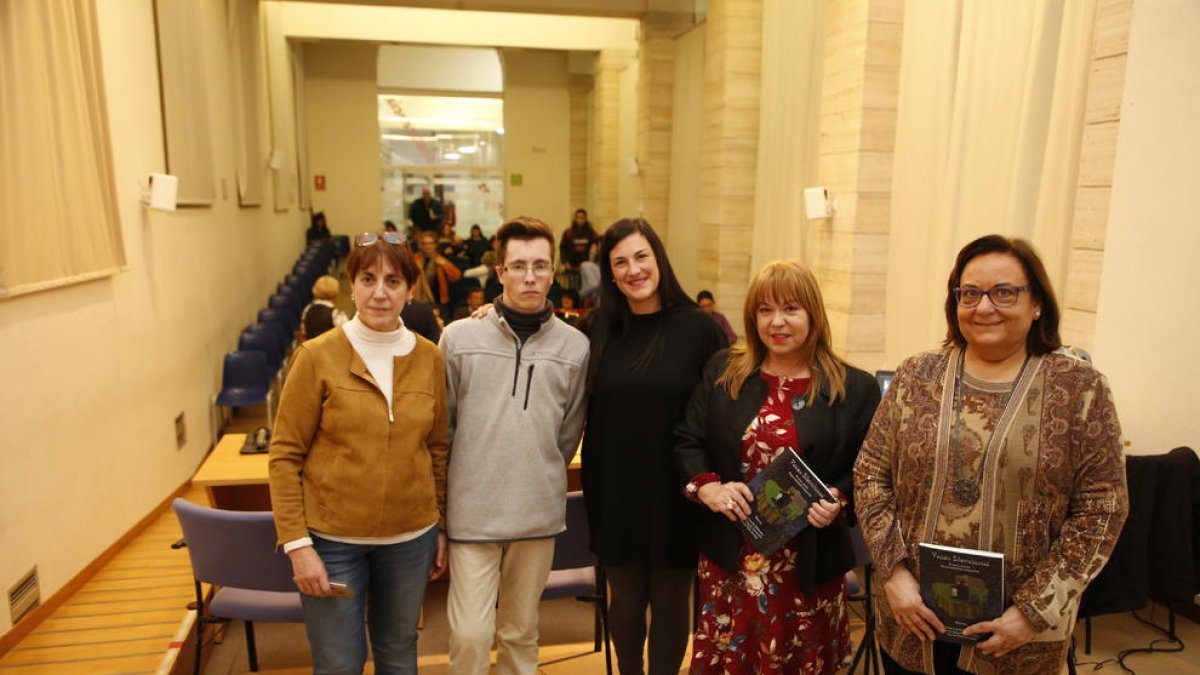 Presentació - La Biblioteca de Lleida va acollir ahir la presentació de Voces silenciosas. El acoso escolar. Responsabilidad compartida, una guia amb testimonis que busca donar respostes davant de l’assetjament i el maltractament infantil. D’ ...