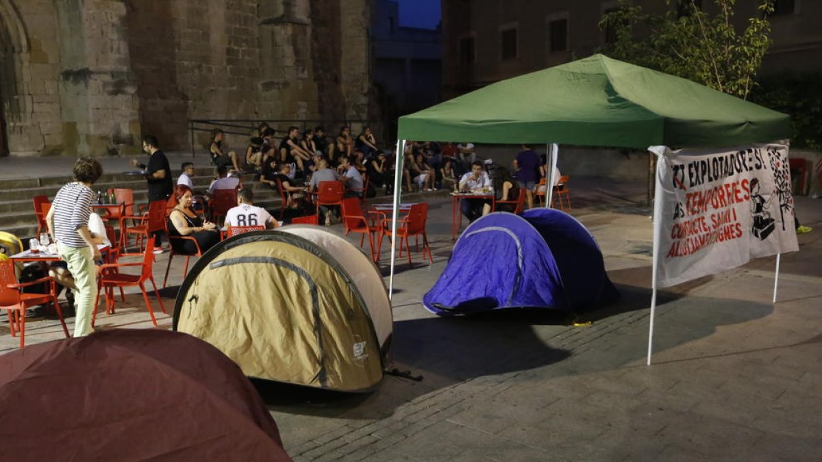 El Casal Popular de Joves va iniciar ahir una acampada a la plaça Sant Llorenç.