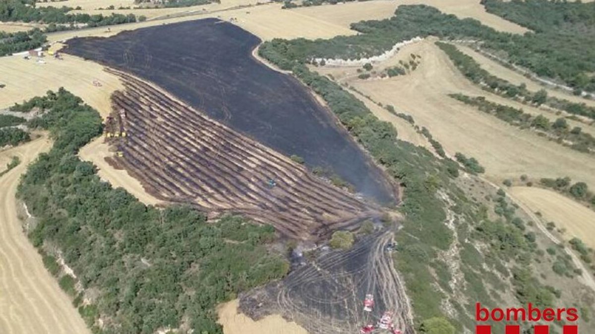 Imatge aèria de l’incendi d’ahir a Estaràs, que va afectar 16 hectàrees d’un camp de rostolls.