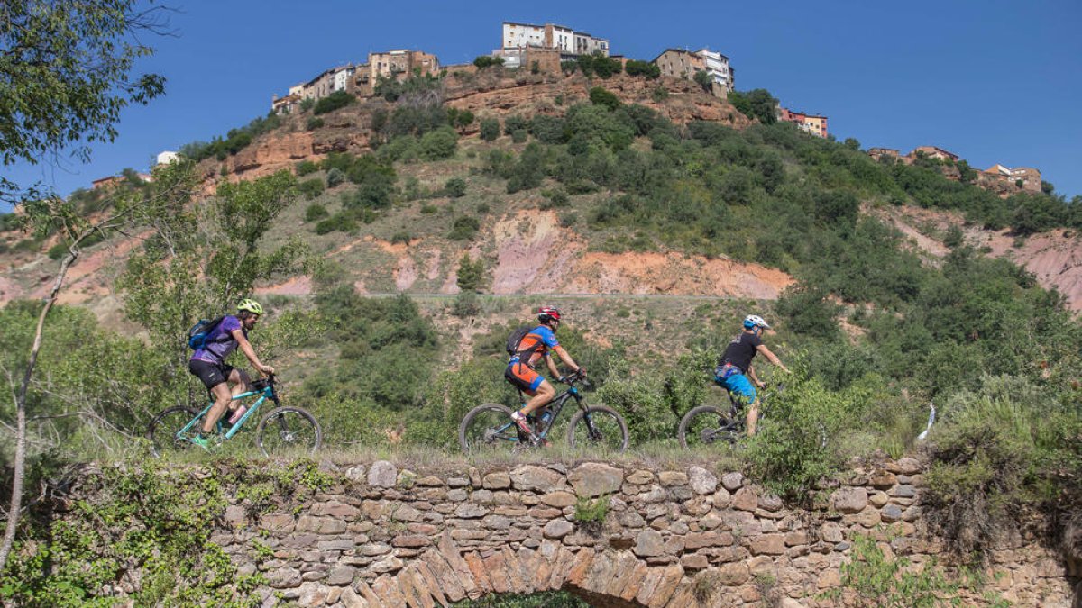 Alguns participants en la marxa de BTT dins de la Fira del Vi de Talarn, al fons.