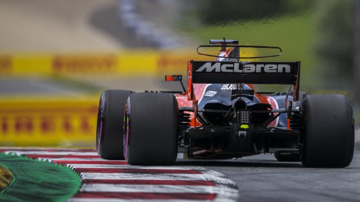 Fernando Alonso va haver de recuperar el motor antic al tenir problemes amb el nou.