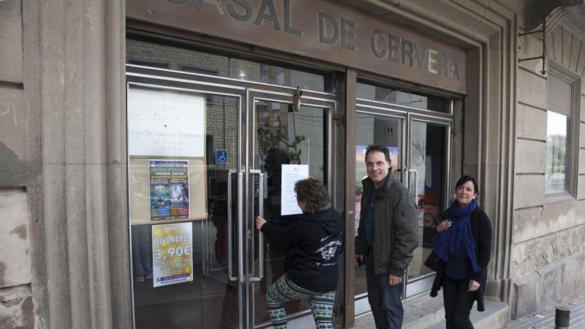 Algunos de los espectadores en la última sesión que ofreció el cine de Cervera el 4 de mayo de 2014.