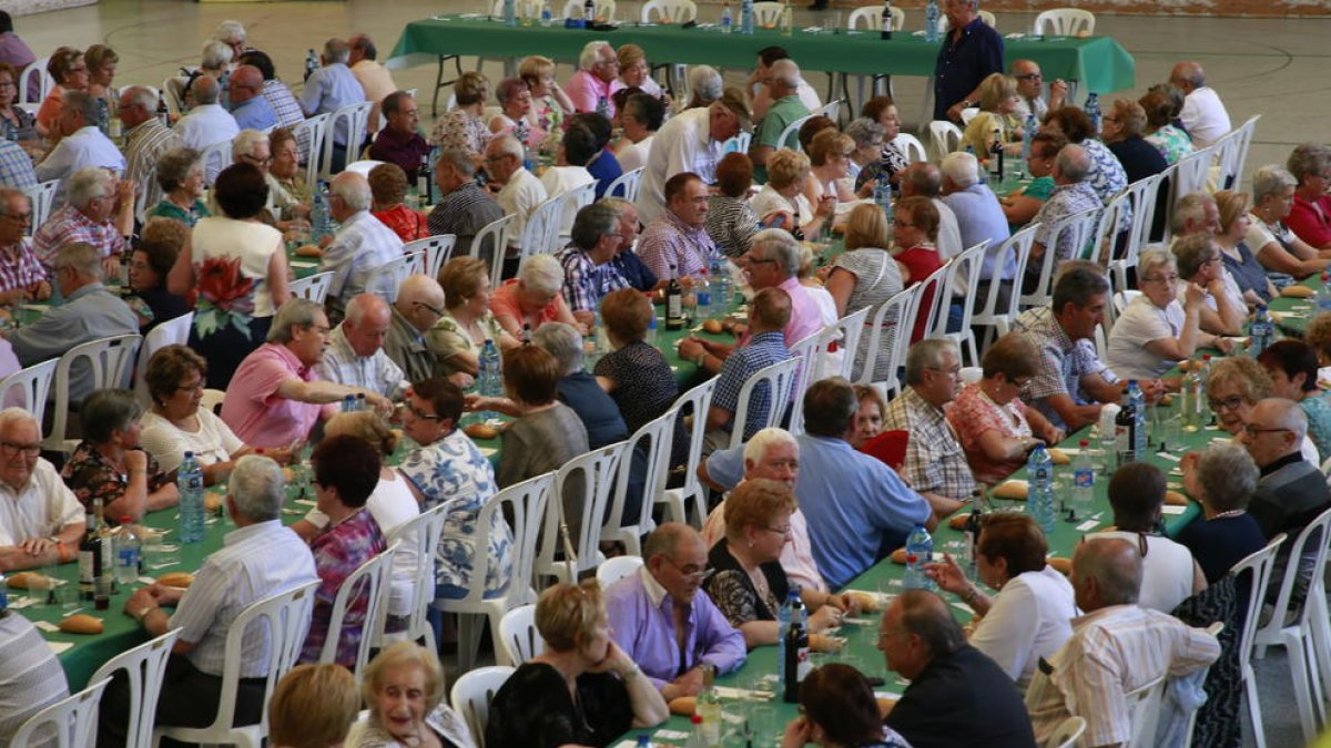 La ‘llar’ de jubilados de la Bordeta celebra la fiesta del socio 