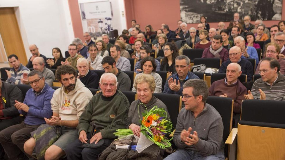 Los padres de Capdevila recibieron de manos de la alcaldesa un ramo de flores.