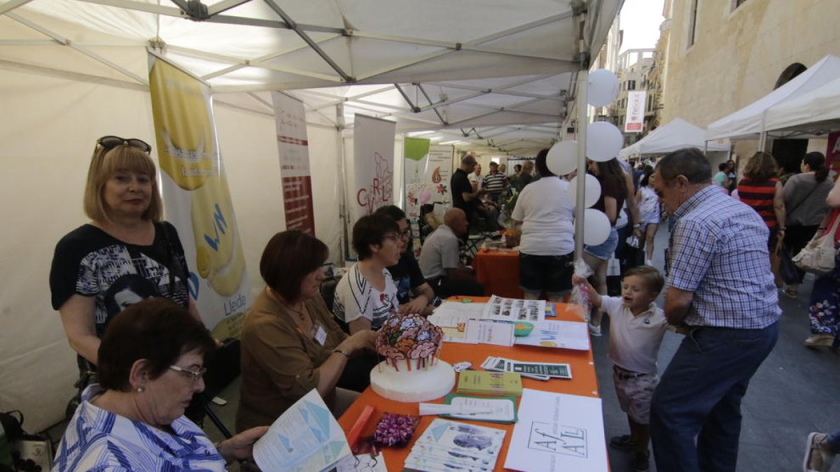 Feria de entidades de salud en el Eix