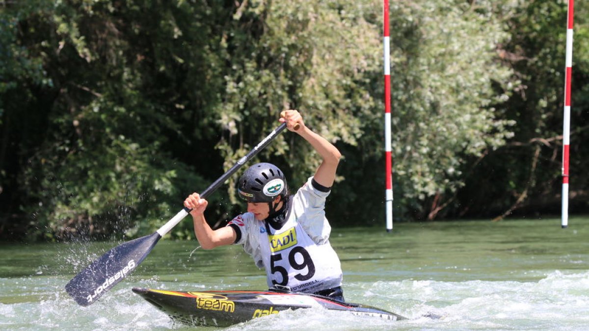 Miquel Travé, en plena acció durant la prova disputada ahir al canal de Ponts.