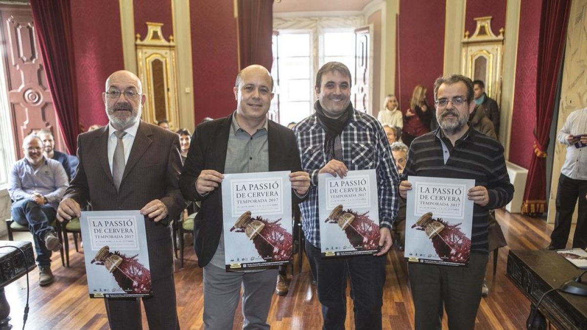 Jaume Carbonell, a la izquierda, fue ayer el pregonero de ‘La Passió’ de este año. 