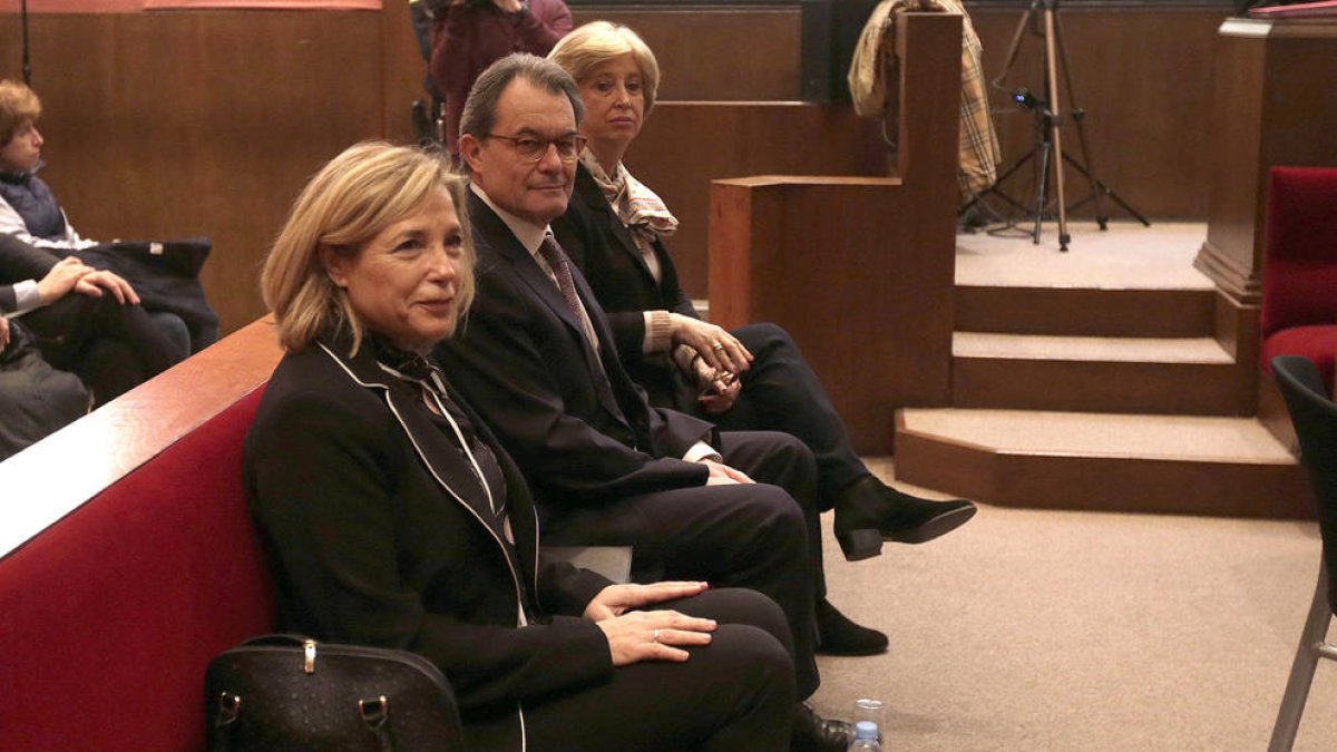 L'expresident Artur Mas al costat de les exconselleres Joana Ortega i Irene Rigau a la sala del Tribunal Superior de Justícia de Catalunya.