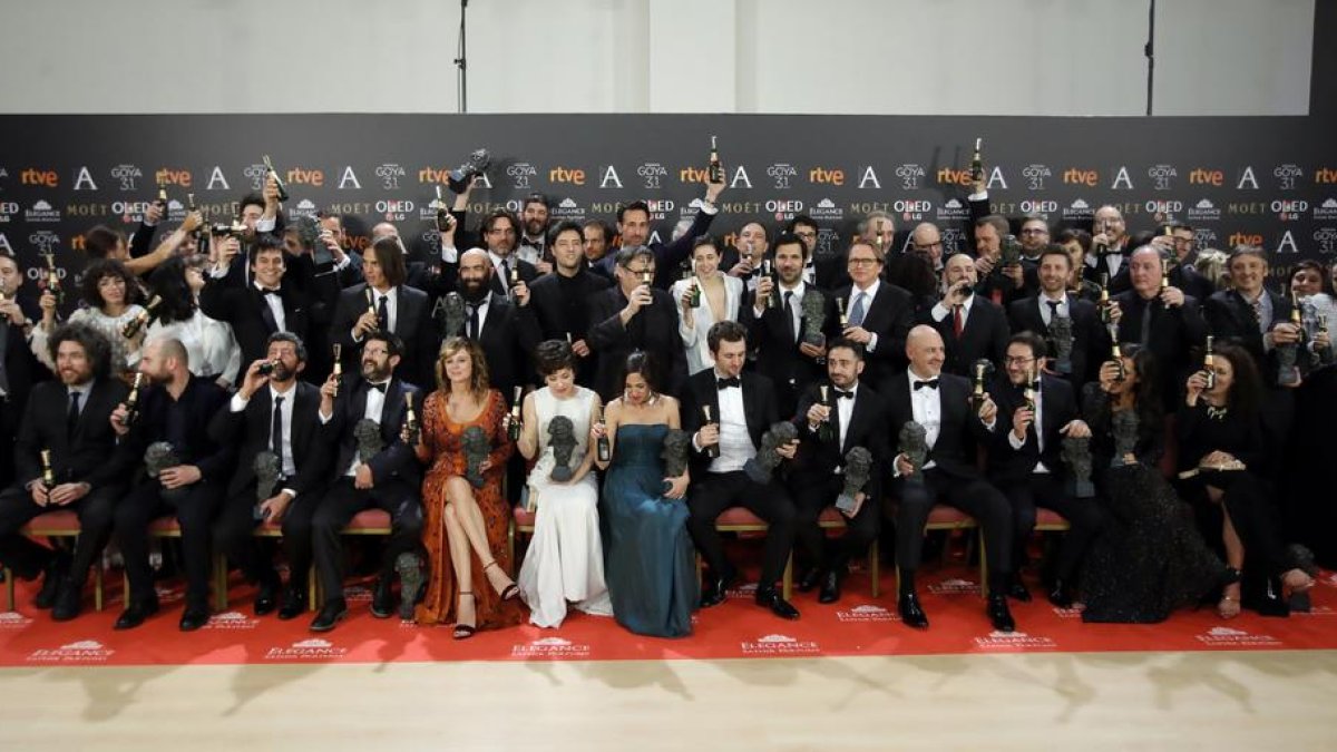 Els guardonats van posar amb els ‘cabezones’ al final de la gala d’entrega de la 31a edició dels premis Goya, que atorga l’Acadèmia del Cine Espanyol.