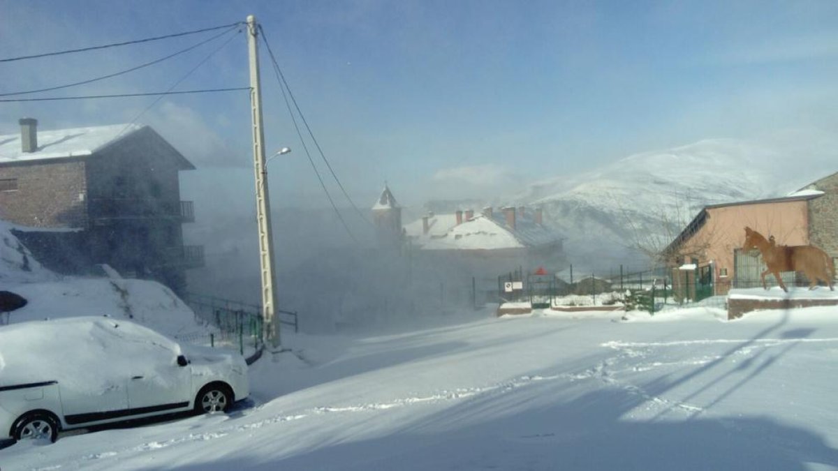 El vent va aixecar la neu a Vilamur provocant l’efecte d’un torb que dificultava la circulació.