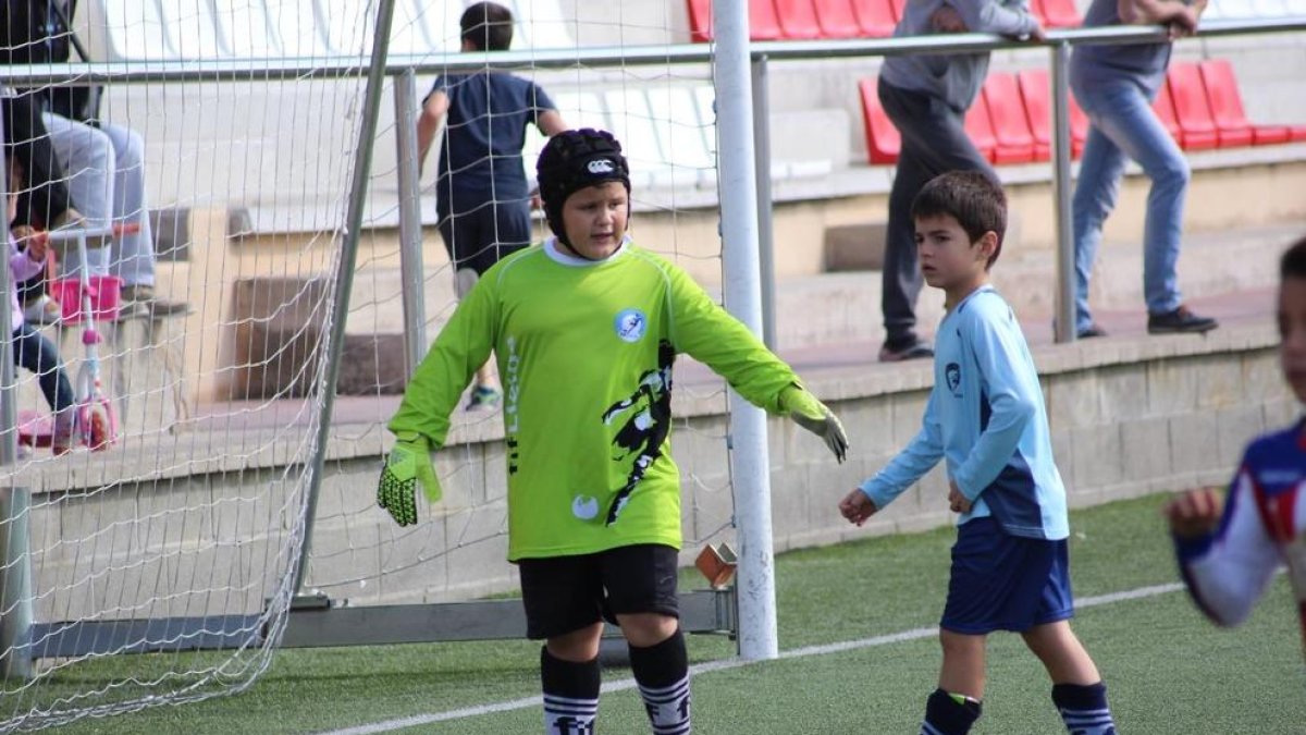 Itzan Cabello Solís, durant un partit amb el seu equip, el prebenjamí del FIF Lleida.