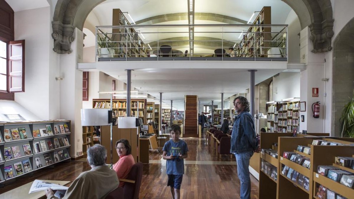 Una imatge d’arxiu d’una de les sales de la biblioteca comarcal Josep Finestres de Cervera.