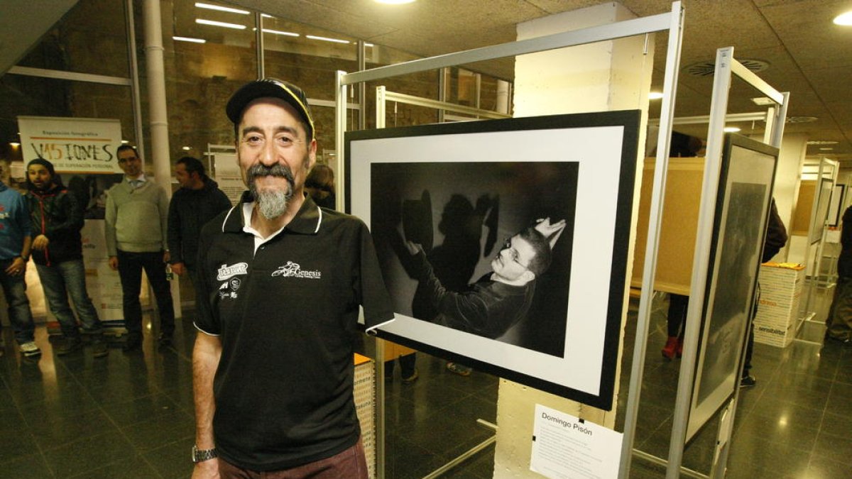 Juanjo Méndez, ayer en el Espai Orfeó, que acoge la exposición “V15IONS”.