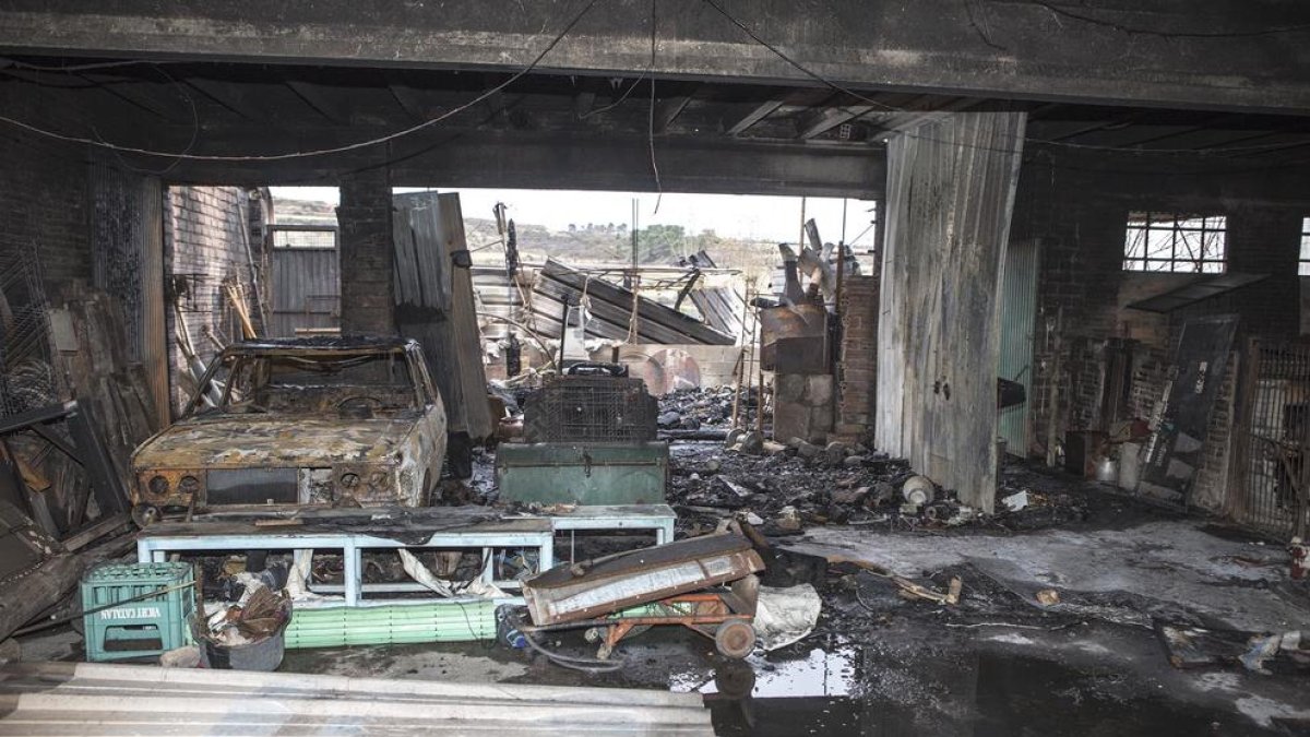 Un incendio arrasa un almacén en la calle Jesús de Cervera
