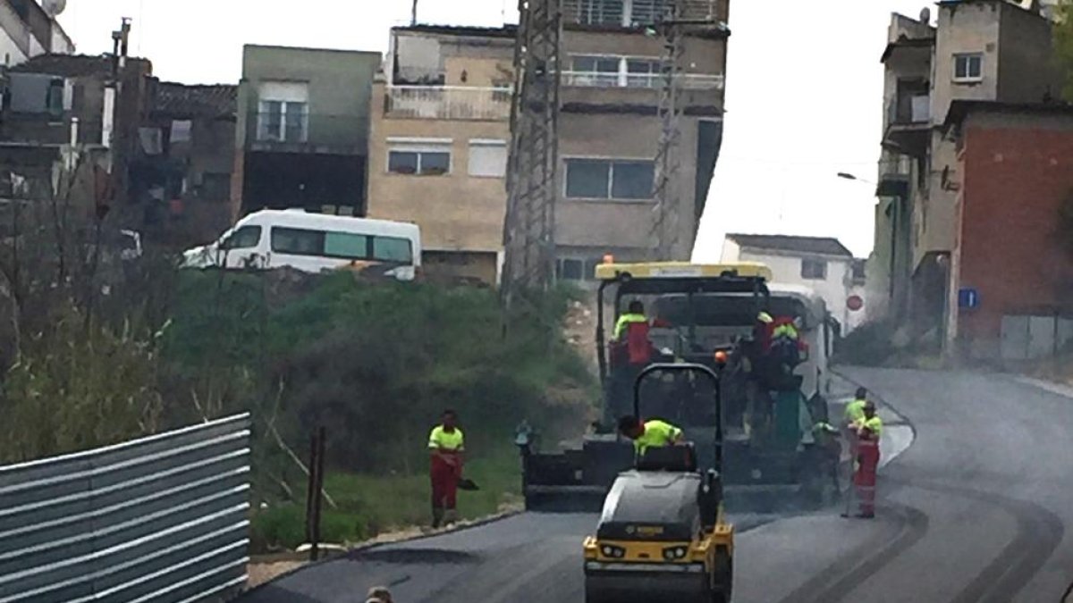 Operarios trabajando ayer en la calle Cavalleria.