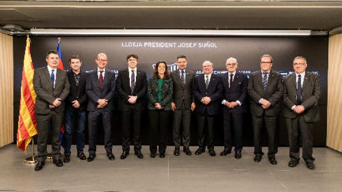 Foto de família de Bartomeu, directius del club i presidents de diputacions, com Joan Reñé.